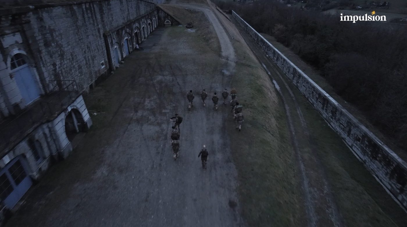 L'approche du fort, au crépuscule.