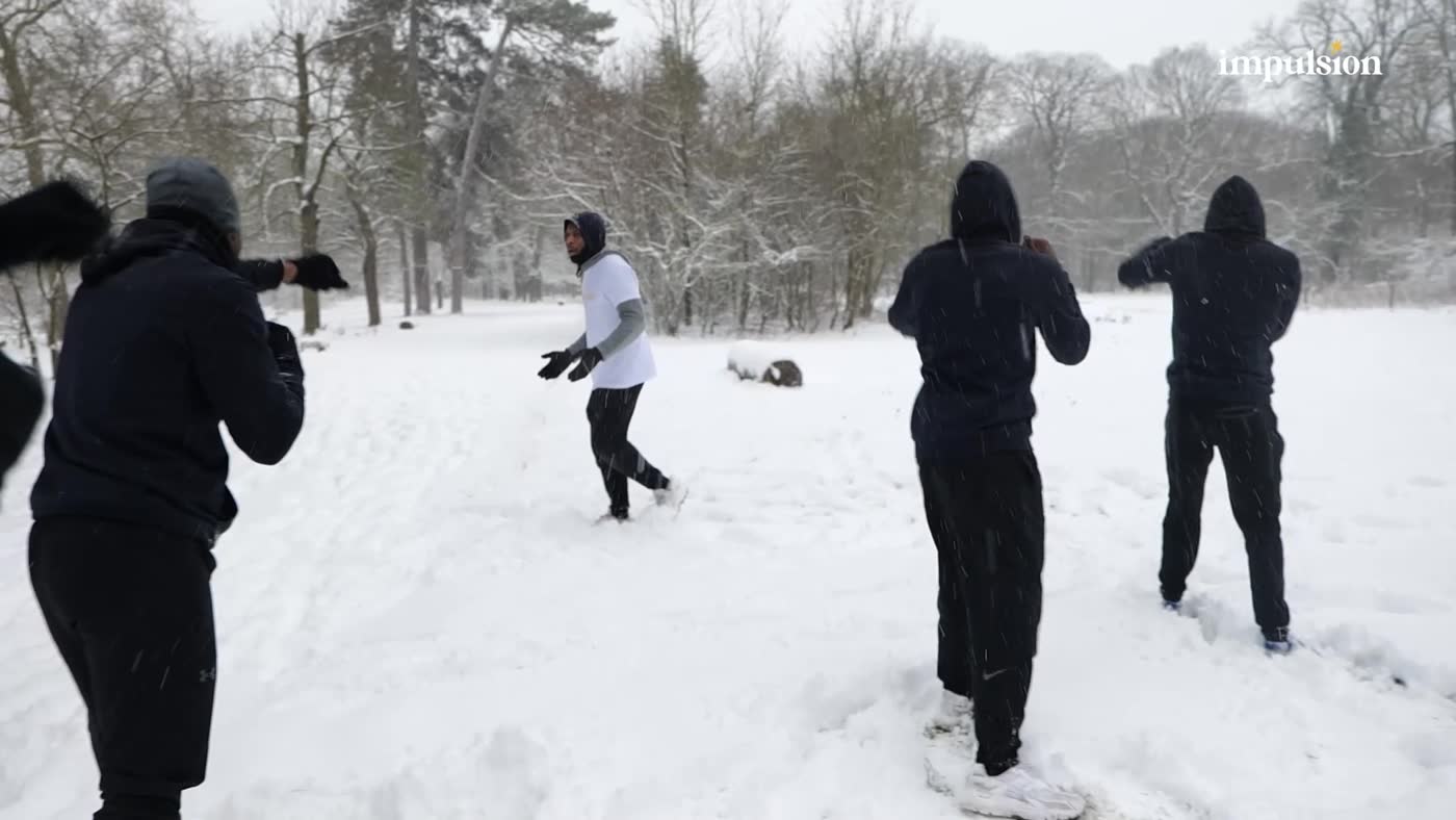 Dehors — le shadow boxing dans la neige.