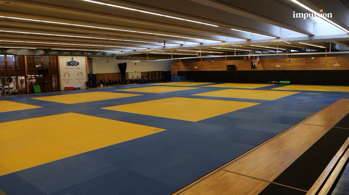Dedans — le tatami, vide avant le cours.