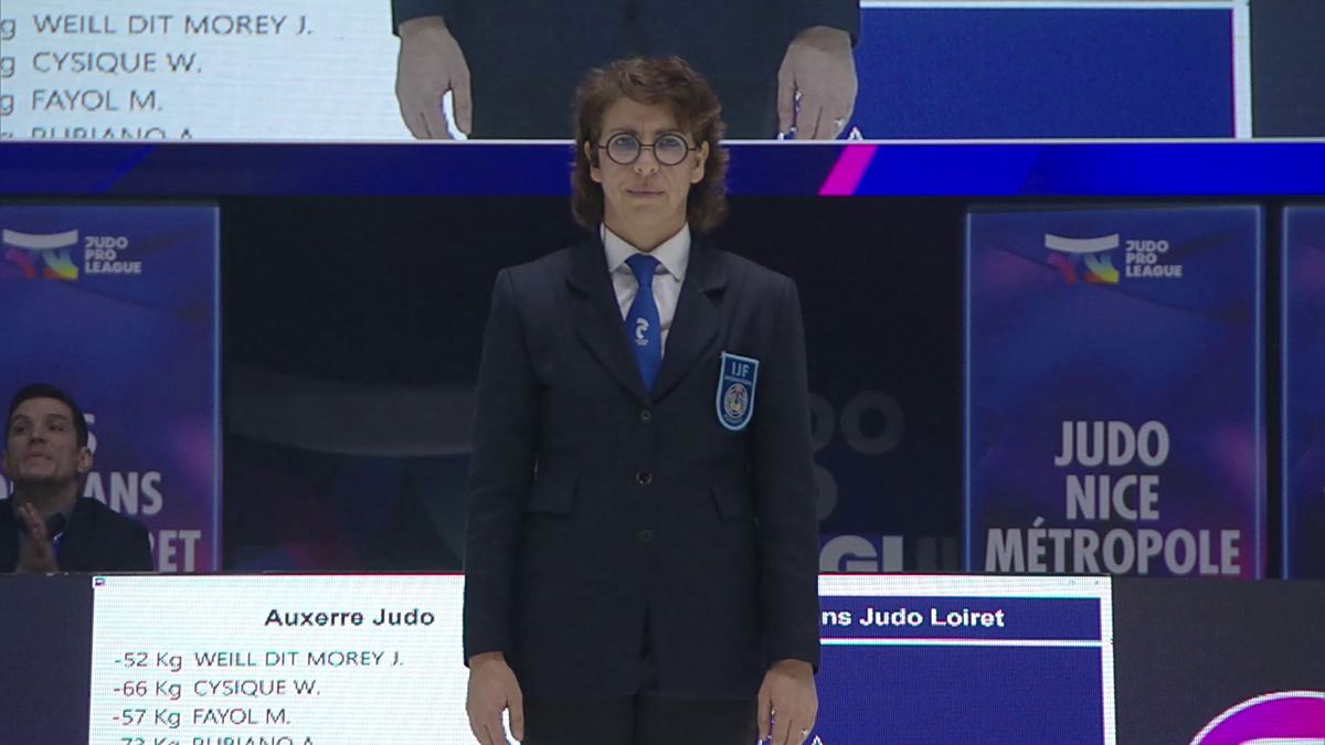 Présentation d'équipe sur les écrans de la salle.