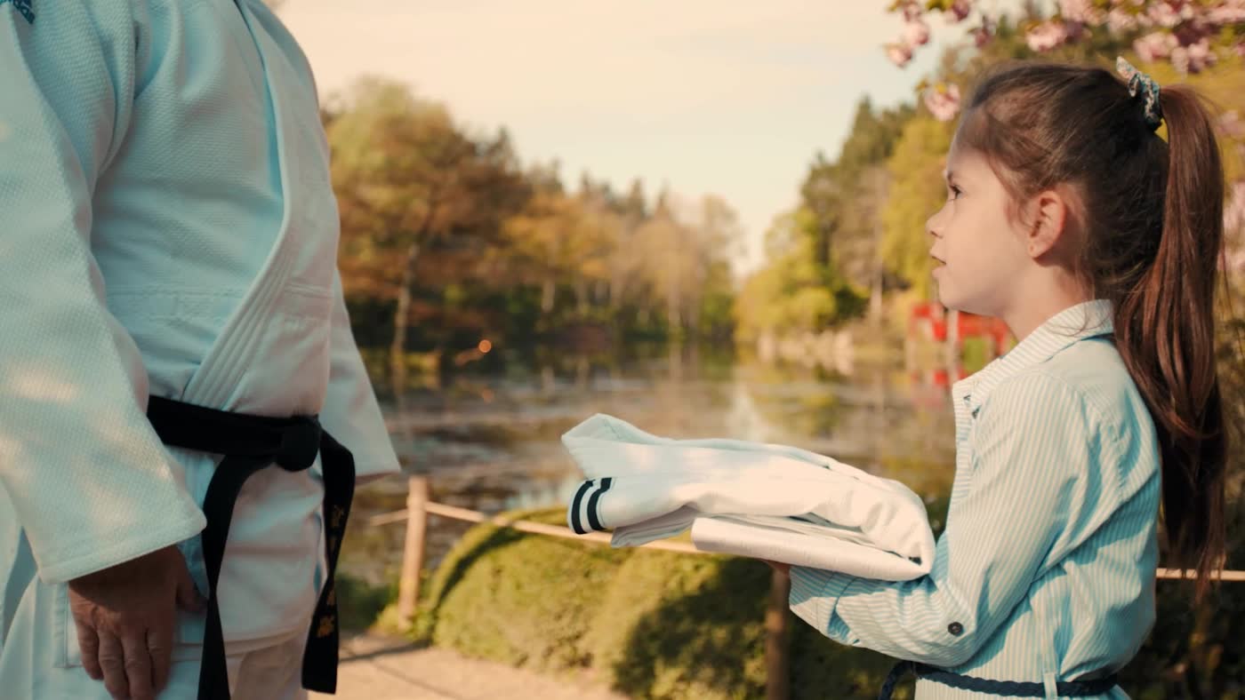 Tableau 2 — Baby-judo. « L'enfant marche le long de l'eau, un professeur lui remet un kimono et une ceinture blanche. »