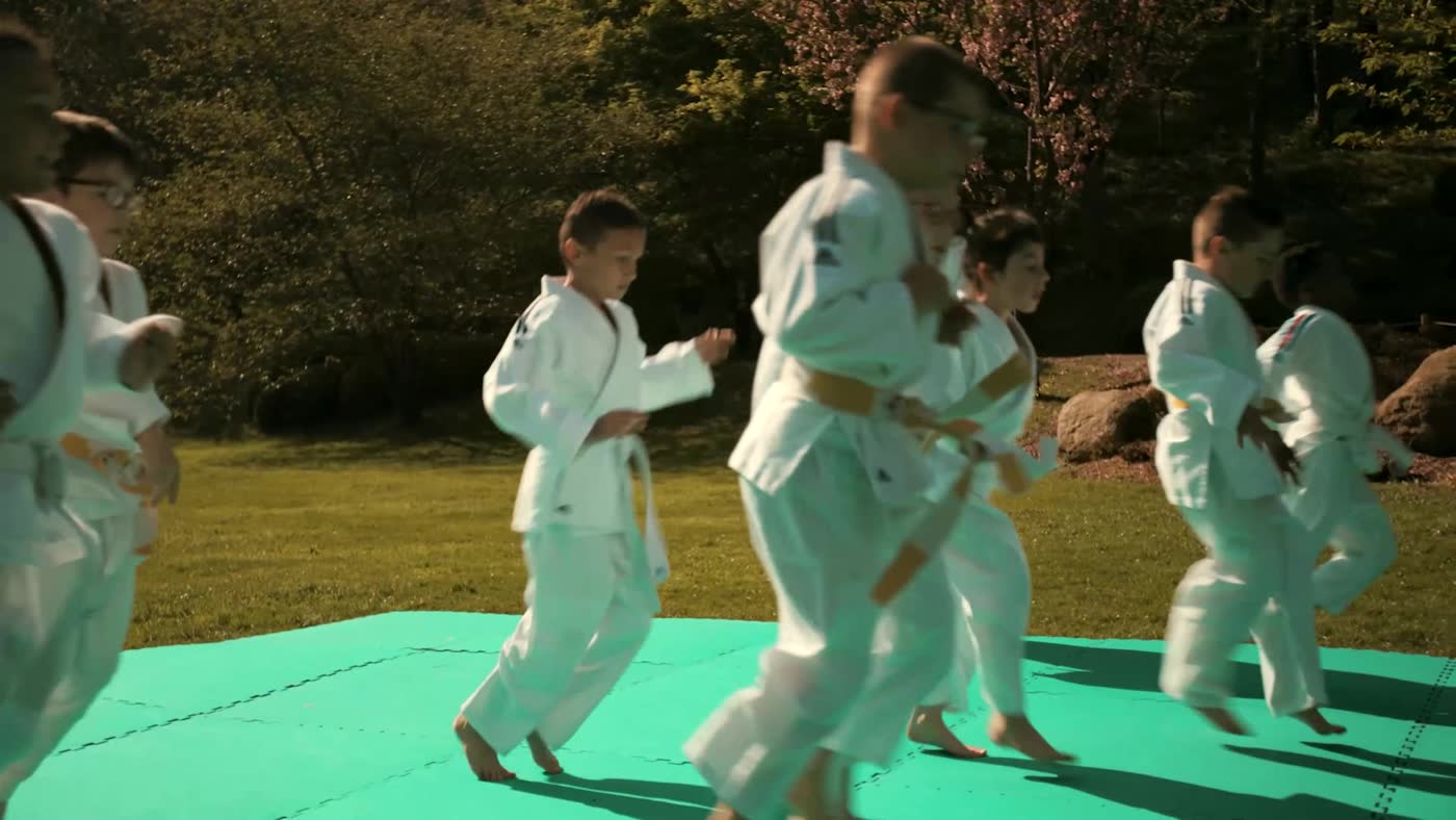 Le cours des plus jeunes, sur un tatami installé dans le parc.