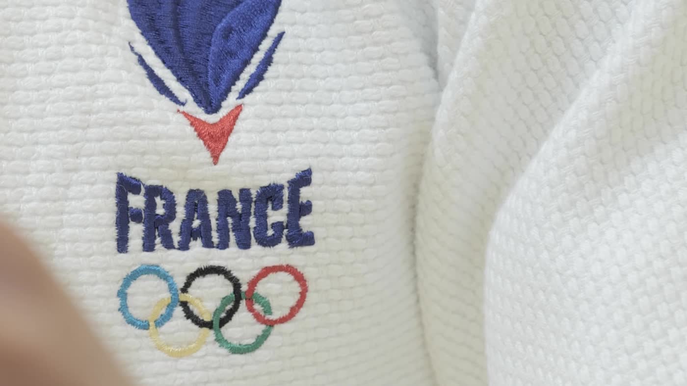 Les anneaux, sur le judogi de la sélection olympique.