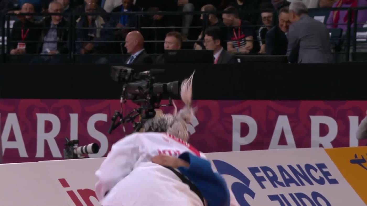 Le contrepoint : le tatami de l'Accor Arena, en lumière d'arena.