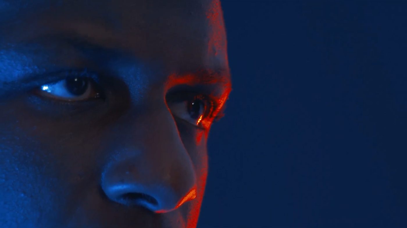 Le bleu d'un côté, le rouge de l'autre, sur le même visage.